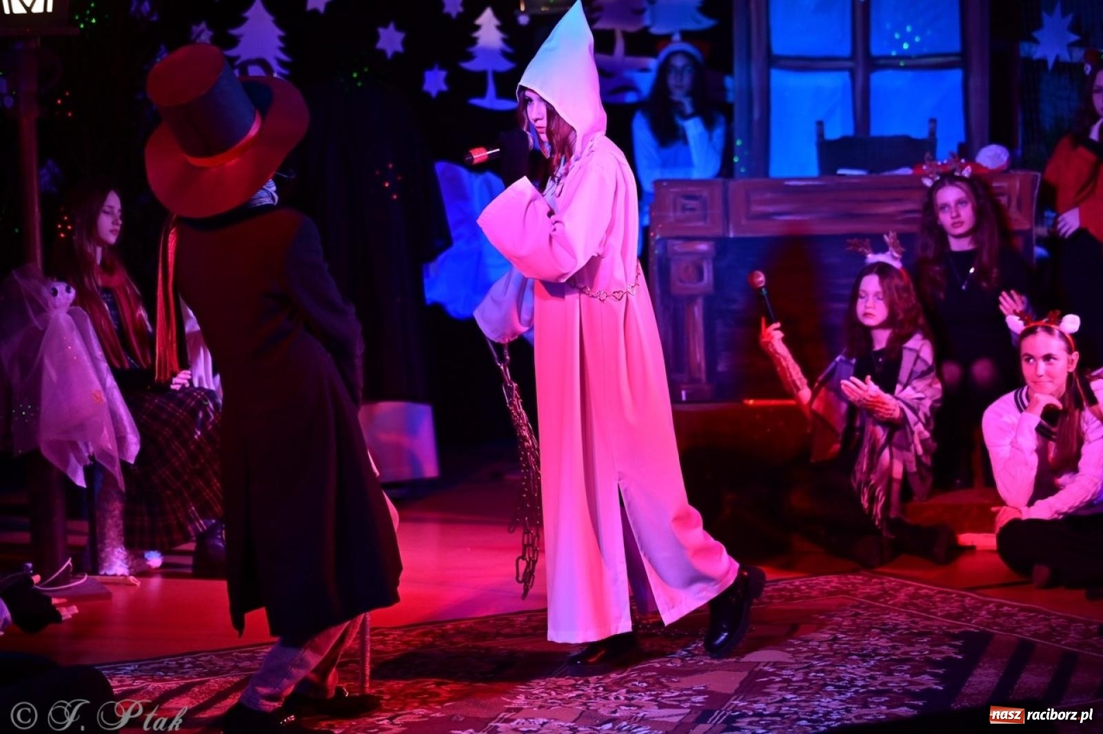 Zdjęcie w galerii na portalu naszraciborz.pl: Przemiana, nadzieja, miłość. Opowieść wigilijna na scenie SP 13 wiadomości z regionu