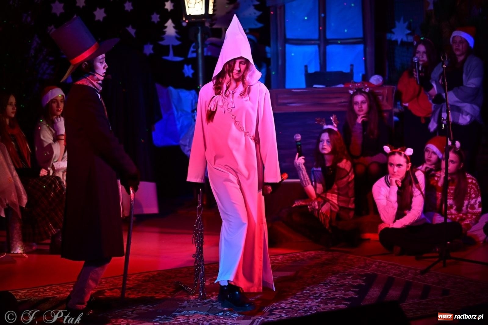 Zdjęcie w galerii na portalu naszraciborz.pl: Przemiana, nadzieja, miłość. Opowieść wigilijna na scenie SP 13 wiadomości z regionu