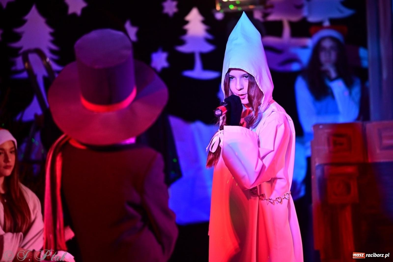 Zdjęcie w galerii na portalu naszraciborz.pl: Przemiana, nadzieja, miłość. Opowieść wigilijna na scenie SP 13 wiadomości z regionu