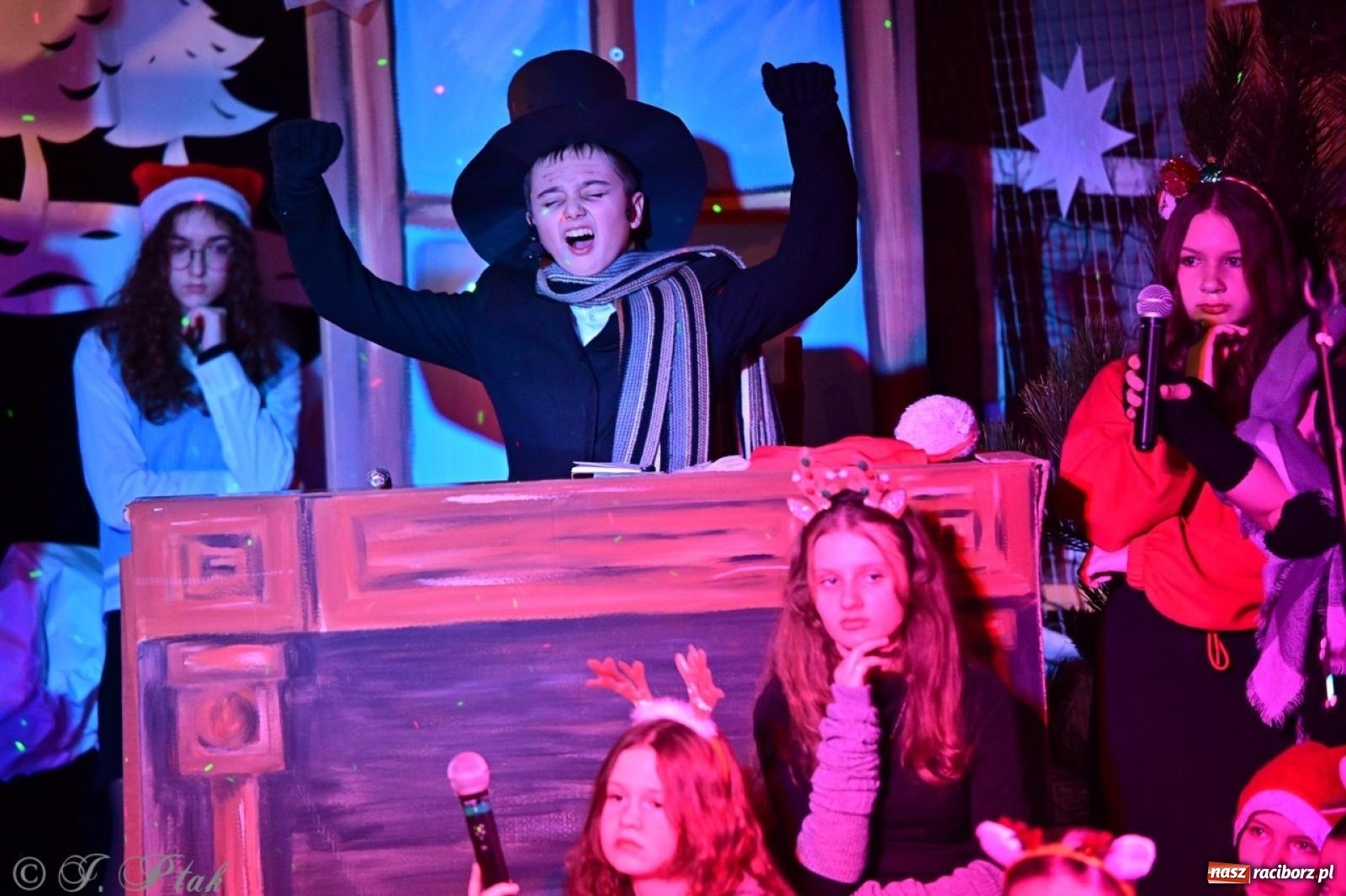 Zdjęcie w galerii na portalu naszraciborz.pl: Przemiana, nadzieja, miłość. Opowieść wigilijna na scenie SP 13 wiadomości z regionu