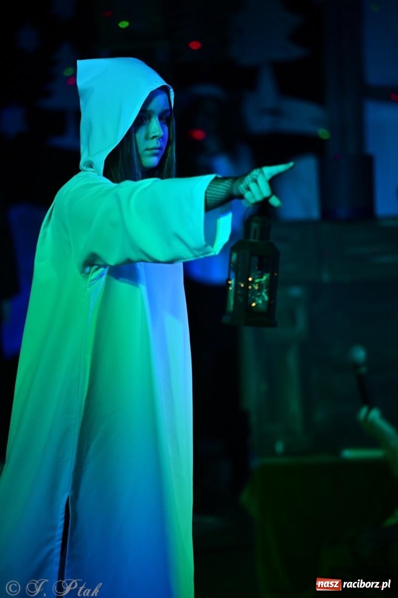 Zdjęcie w galerii na portalu naszraciborz.pl: Przemiana, nadzieja, miłość. Opowieść wigilijna na scenie SP 13 wiadomości z regionu