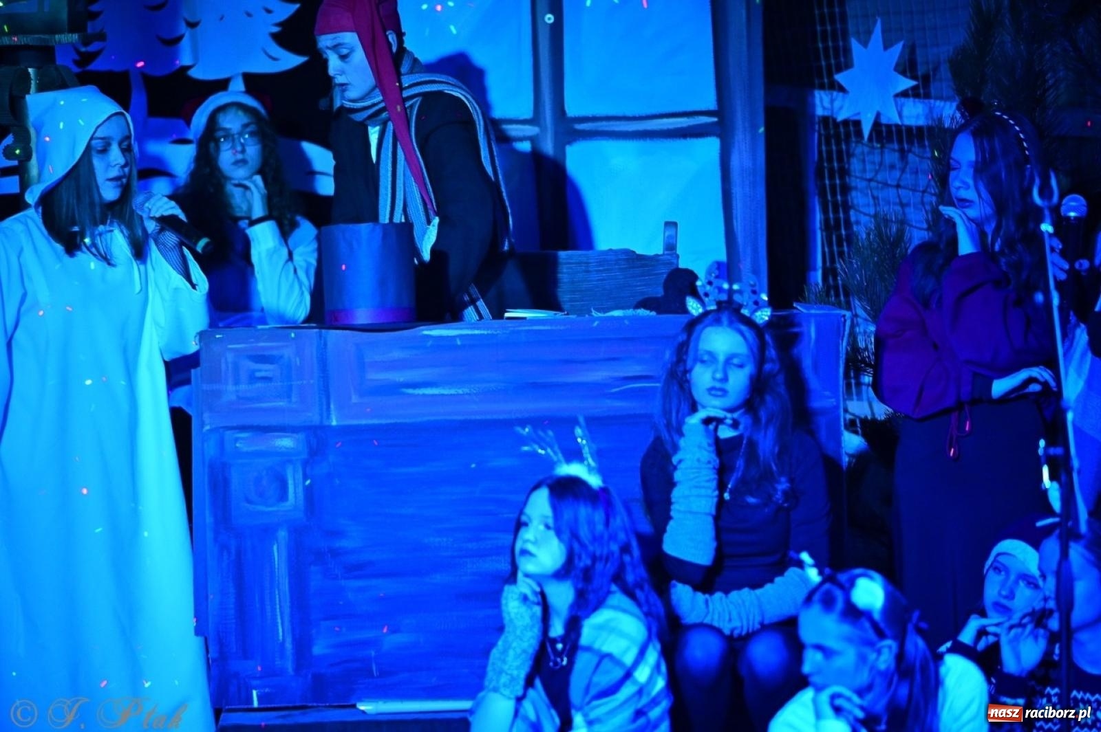 Zdjęcie w galerii na portalu naszraciborz.pl: Przemiana, nadzieja, miłość. Opowieść wigilijna na scenie SP 13 wiadomości z regionu