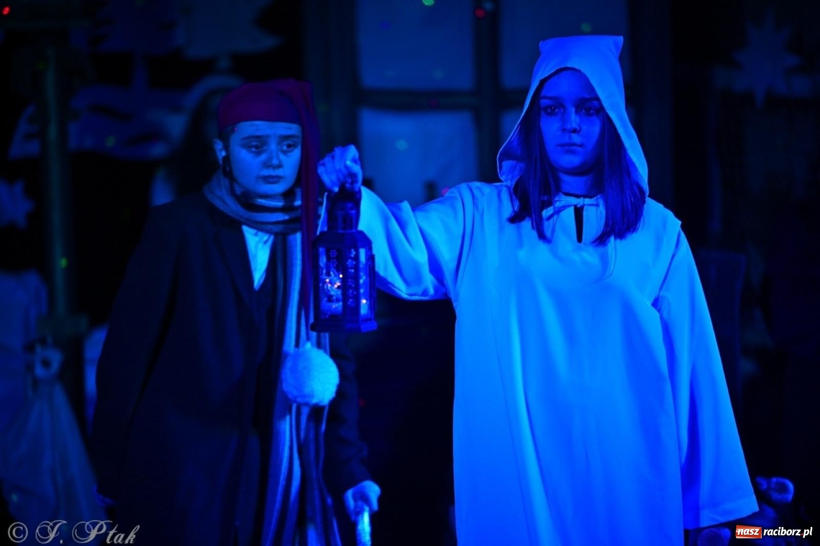 Zdjęcie w galerii na portalu naszraciborz.pl: Przemiana, nadzieja, miłość. Opowieść wigilijna na scenie SP 13 wiadomości z regionu