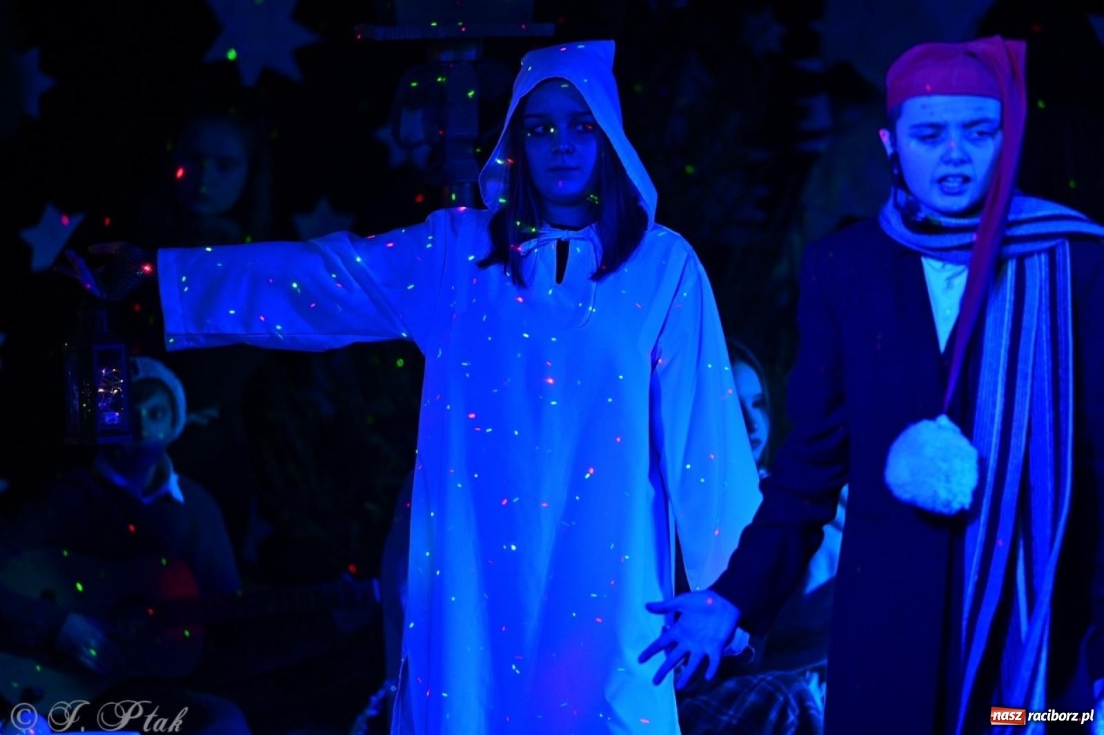 Zdjęcie w galerii na portalu naszraciborz.pl: Przemiana, nadzieja, miłość. Opowieść wigilijna na scenie SP 13 wiadomości z regionu