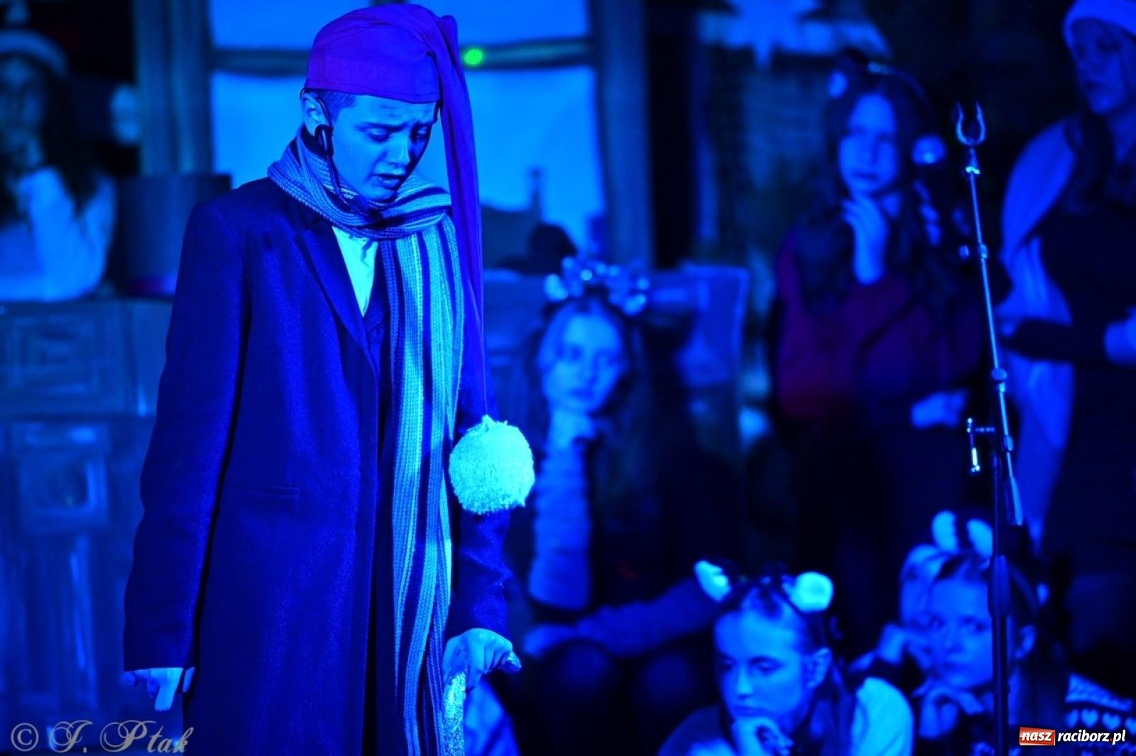 Zdjęcie w galerii na portalu naszraciborz.pl: Przemiana, nadzieja, miłość. Opowieść wigilijna na scenie SP 13 wiadomości z regionu