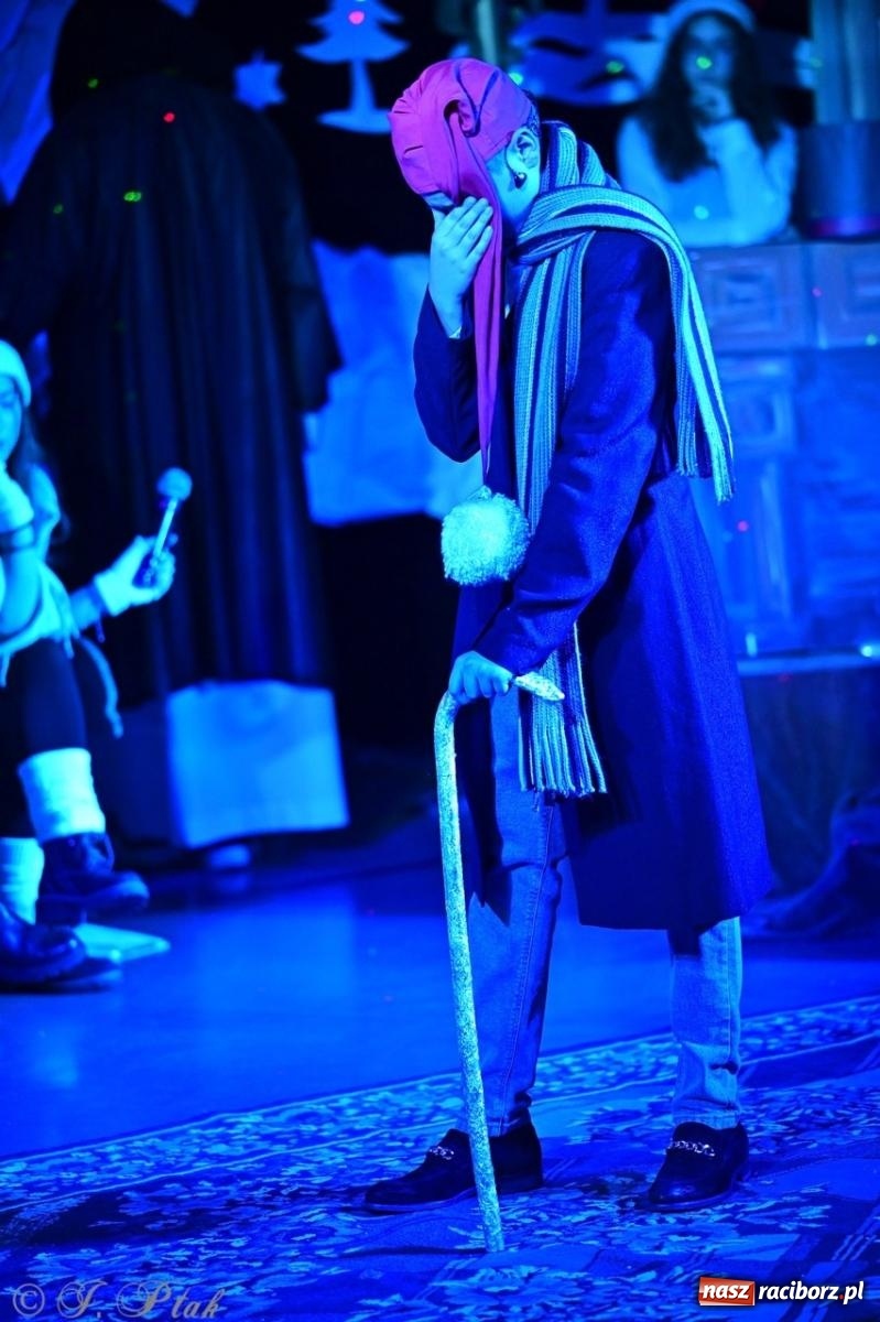 Zdjęcie w galerii na portalu naszraciborz.pl: Przemiana, nadzieja, miłość. Opowieść wigilijna na scenie SP 13 wiadomości z regionu