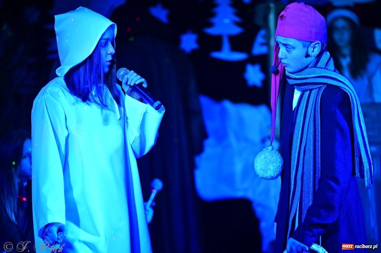 Zdjęcie w galerii na portalu naszraciborz.pl: Przemiana, nadzieja, miłość. Opowieść wigilijna na scenie SP 13 wiadomości z regionu