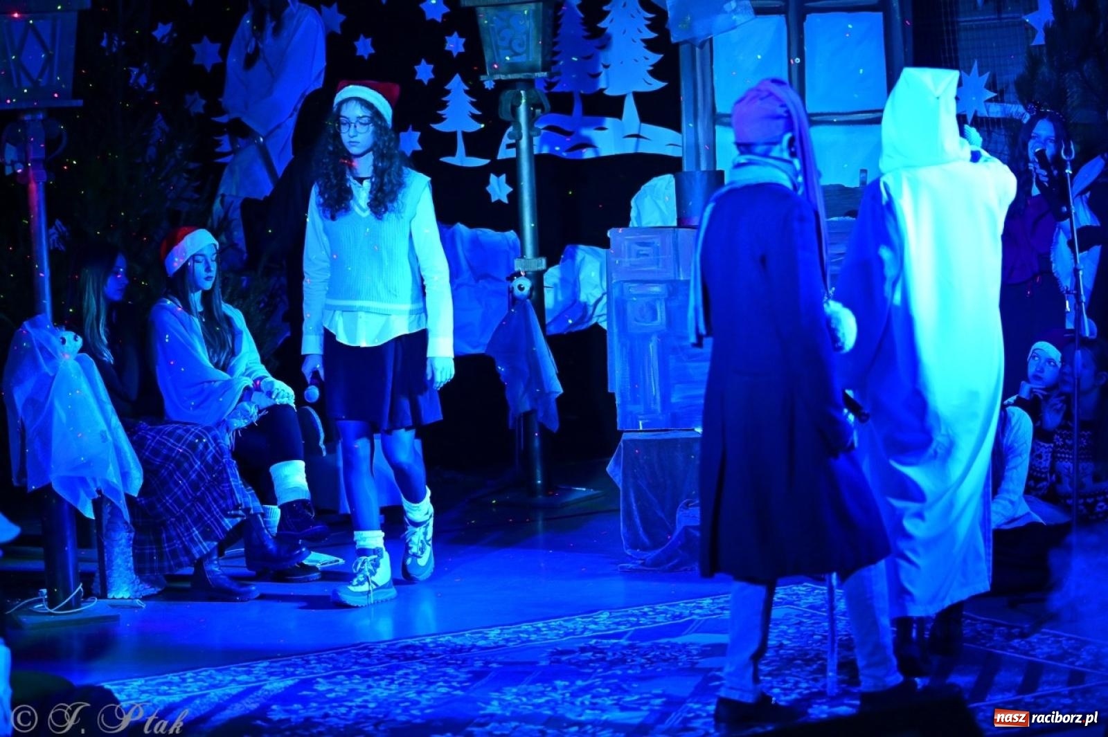 Zdjęcie w galerii na portalu naszraciborz.pl: Przemiana, nadzieja, miłość. Opowieść wigilijna na scenie SP 13 wiadomości z regionu