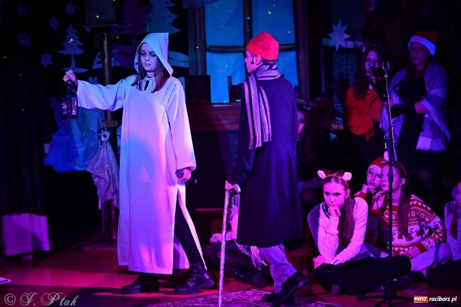 Zdjęcie w galerii na portalu naszraciborz.pl: Przemiana, nadzieja, miłość. Opowieść wigilijna na scenie SP 13 wiadomości z regionu