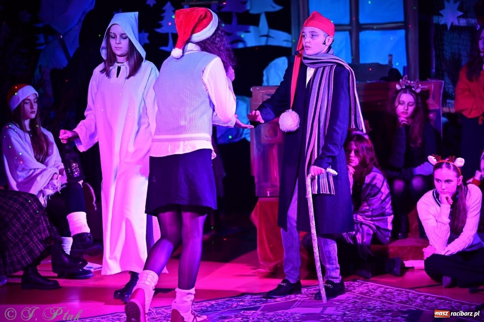 Zdjęcie w galerii na portalu naszraciborz.pl: Przemiana, nadzieja, miłość. Opowieść wigilijna na scenie SP 13 wiadomości z regionu