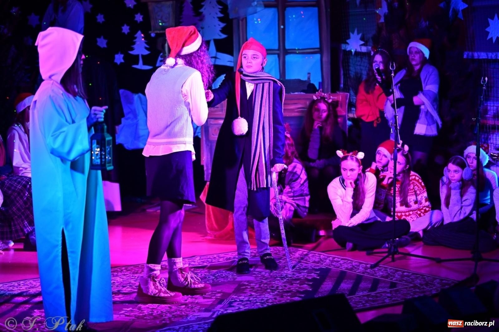 Zdjęcie w galerii na portalu naszraciborz.pl: Przemiana, nadzieja, miłość. Opowieść wigilijna na scenie SP 13 wiadomości z regionu