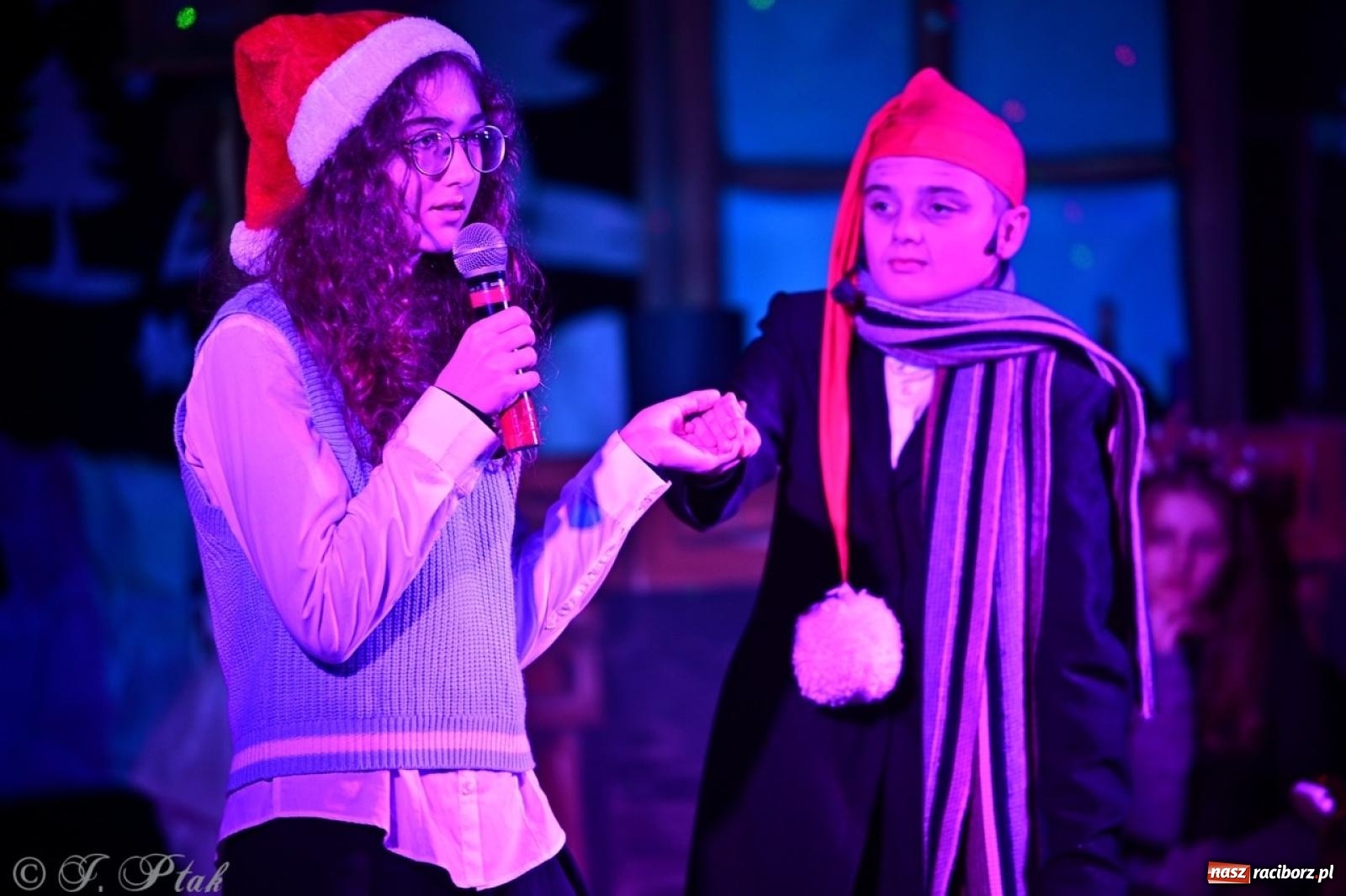 Zdjęcie w galerii na portalu naszraciborz.pl: Przemiana, nadzieja, miłość. Opowieść wigilijna na scenie SP 13 wiadomości z regionu