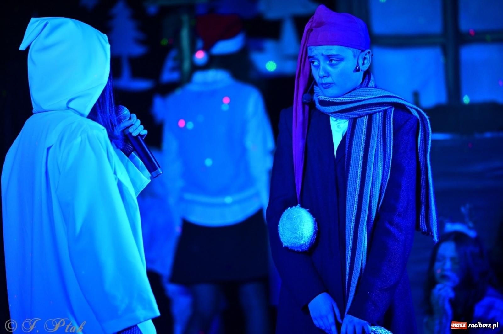 Zdjęcie w galerii na portalu naszraciborz.pl: Przemiana, nadzieja, miłość. Opowieść wigilijna na scenie SP 13 wiadomości z regionu