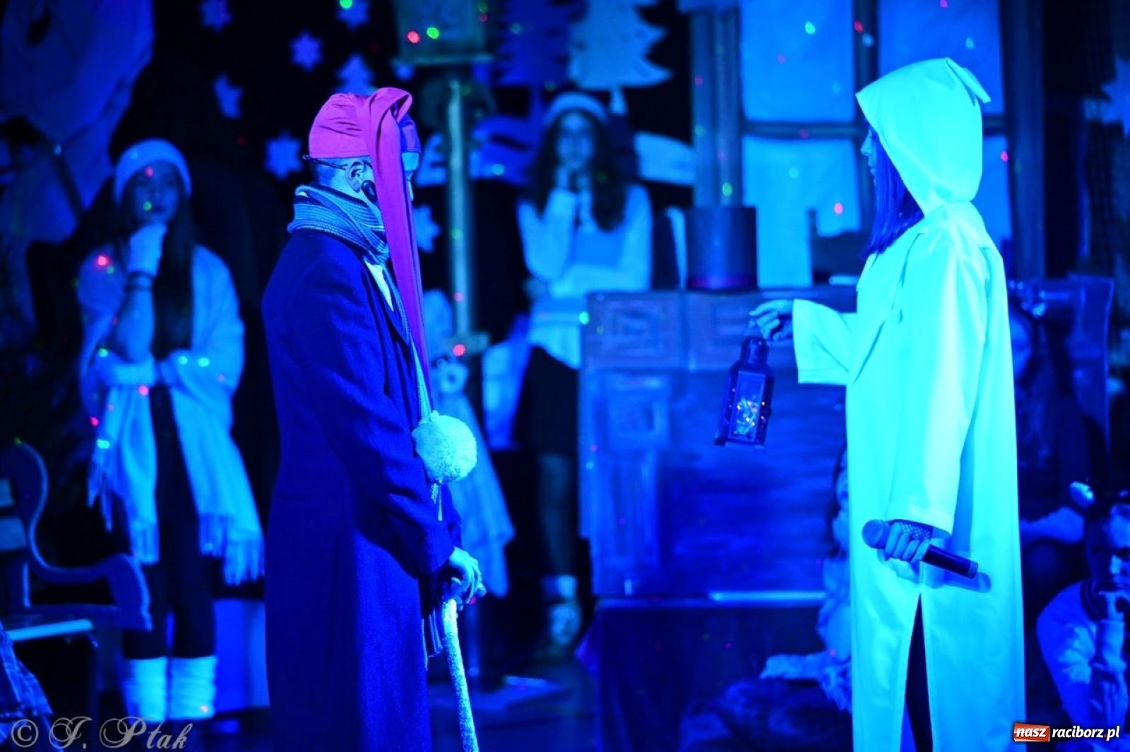 Zdjęcie w galerii na portalu naszraciborz.pl: Przemiana, nadzieja, miłość. Opowieść wigilijna na scenie SP 13 wiadomości z regionu