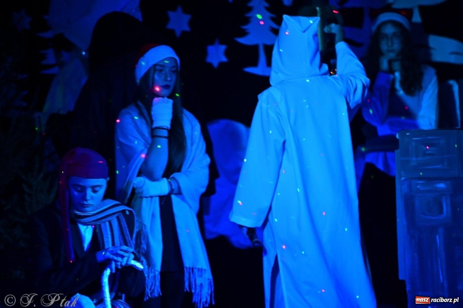 Zdjęcie w galerii na portalu naszraciborz.pl: Przemiana, nadzieja, miłość. Opowieść wigilijna na scenie SP 13 wiadomości z regionu