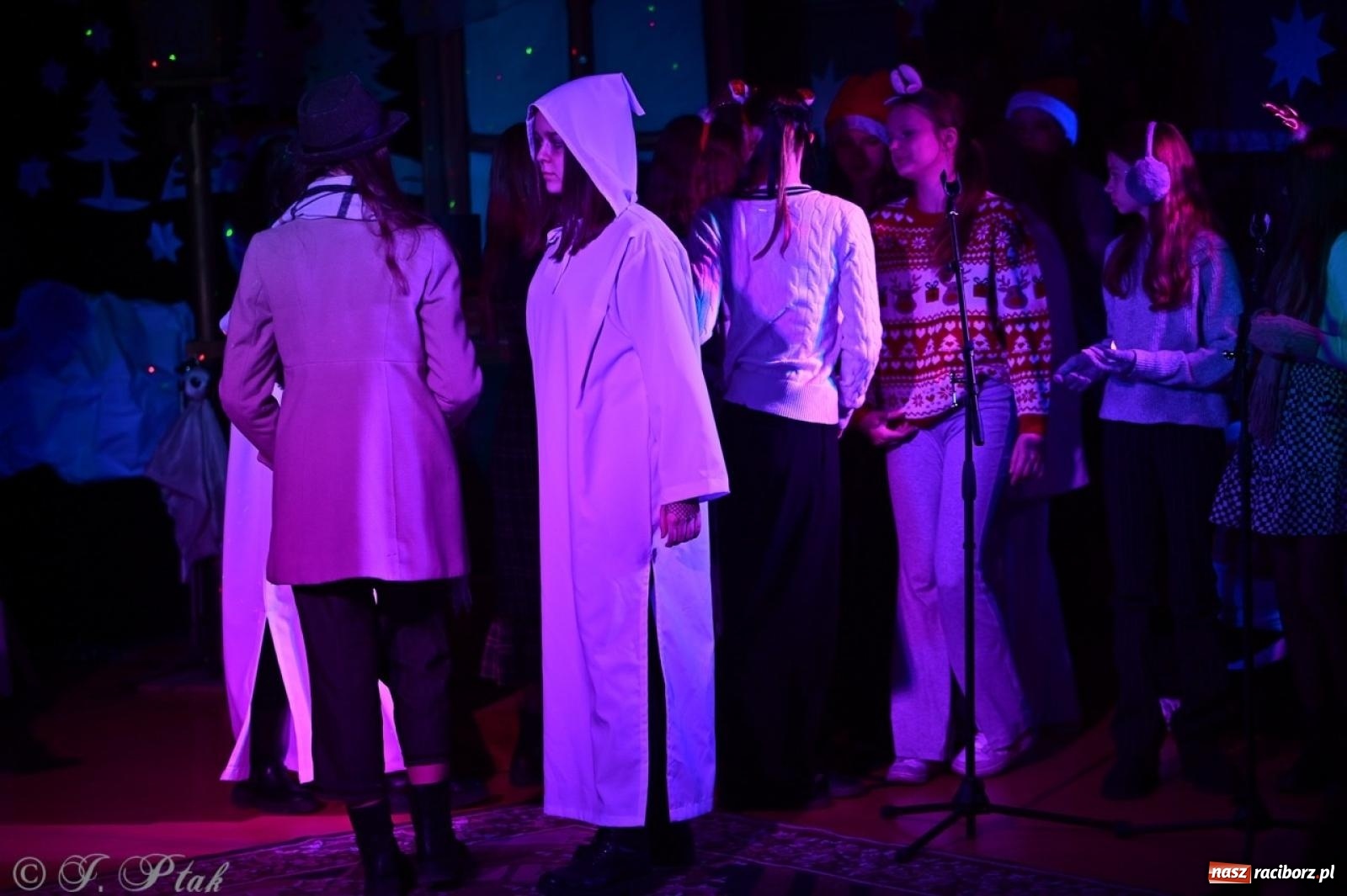 Zdjęcie w galerii na portalu naszraciborz.pl: Przemiana, nadzieja, miłość. Opowieść wigilijna na scenie SP 13 wiadomości z regionu