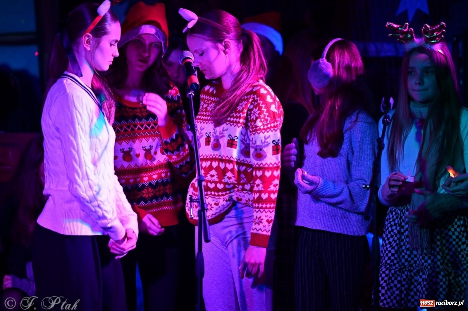 Zdjęcie w galerii na portalu naszraciborz.pl: Przemiana, nadzieja, miłość. Opowieść wigilijna na scenie SP 13 wiadomości z regionu