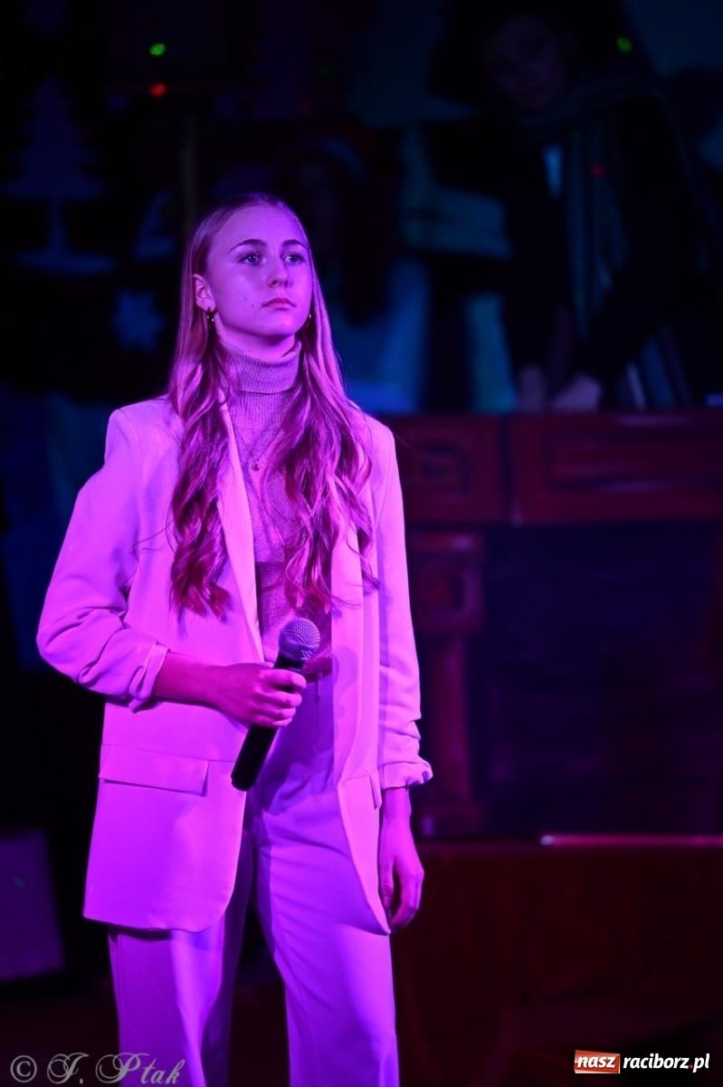 Zdjęcie w galerii na portalu naszraciborz.pl: Przemiana, nadzieja, miłość. Opowieść wigilijna na scenie SP 13 wiadomości z regionu