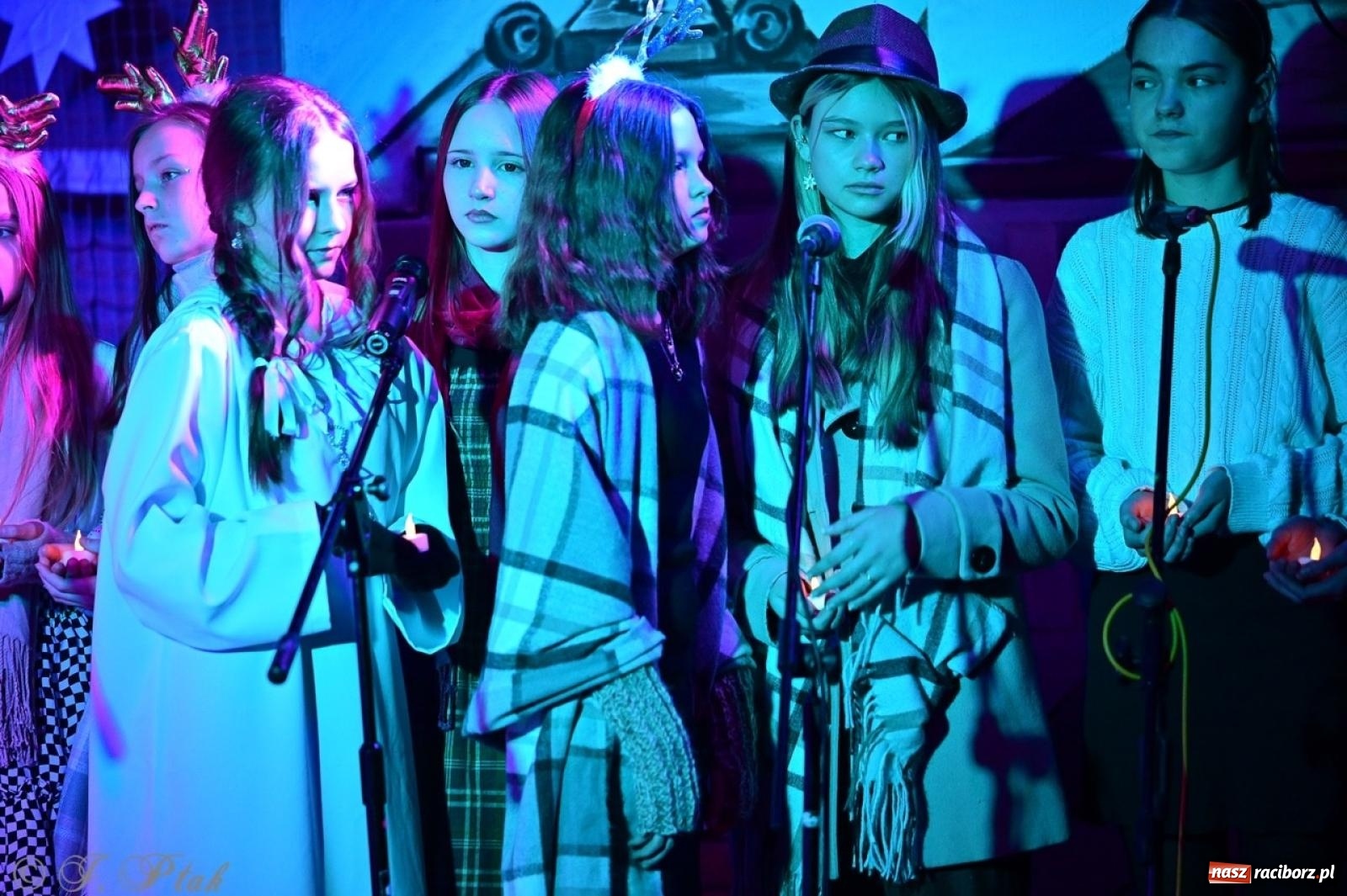 Zdjęcie w galerii na portalu naszraciborz.pl: Przemiana, nadzieja, miłość. Opowieść wigilijna na scenie SP 13 wiadomości z regionu