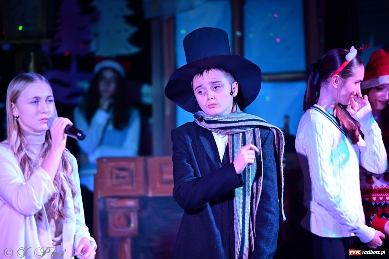 Zdjęcie w galerii na portalu naszraciborz.pl: Przemiana, nadzieja, miłość. Opowieść wigilijna na scenie SP 13 wiadomości z regionu