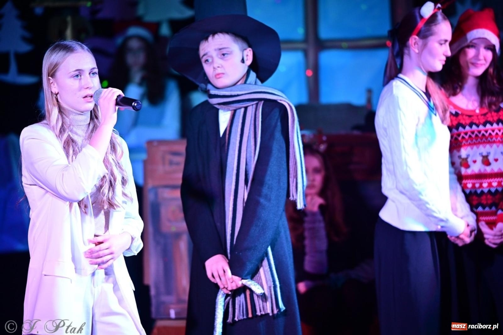 Zdjęcie w galerii na portalu naszraciborz.pl: Przemiana, nadzieja, miłość. Opowieść wigilijna na scenie SP 13 wiadomości z regionu