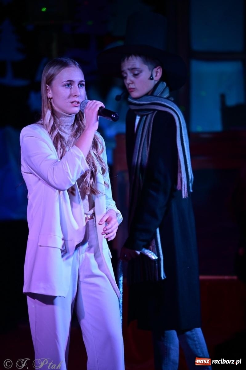 Zdjęcie w galerii na portalu naszraciborz.pl: Przemiana, nadzieja, miłość. Opowieść wigilijna na scenie SP 13 wiadomości z regionu