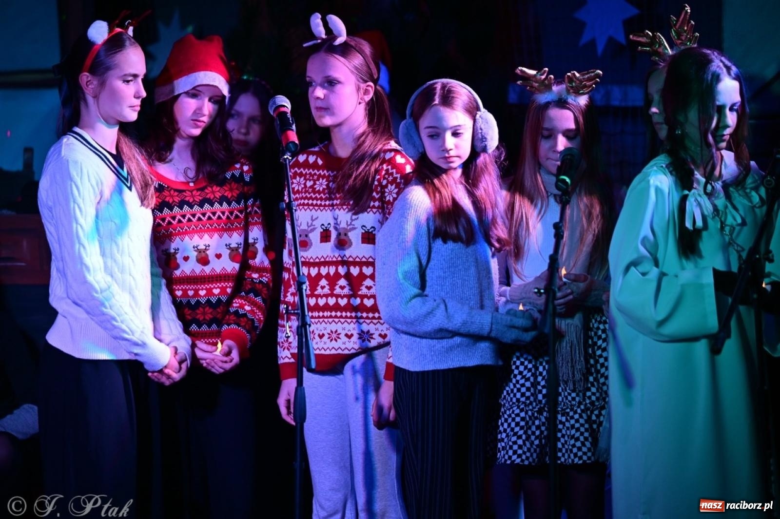 Zdjęcie w galerii na portalu naszraciborz.pl: Przemiana, nadzieja, miłość. Opowieść wigilijna na scenie SP 13 wiadomości z regionu