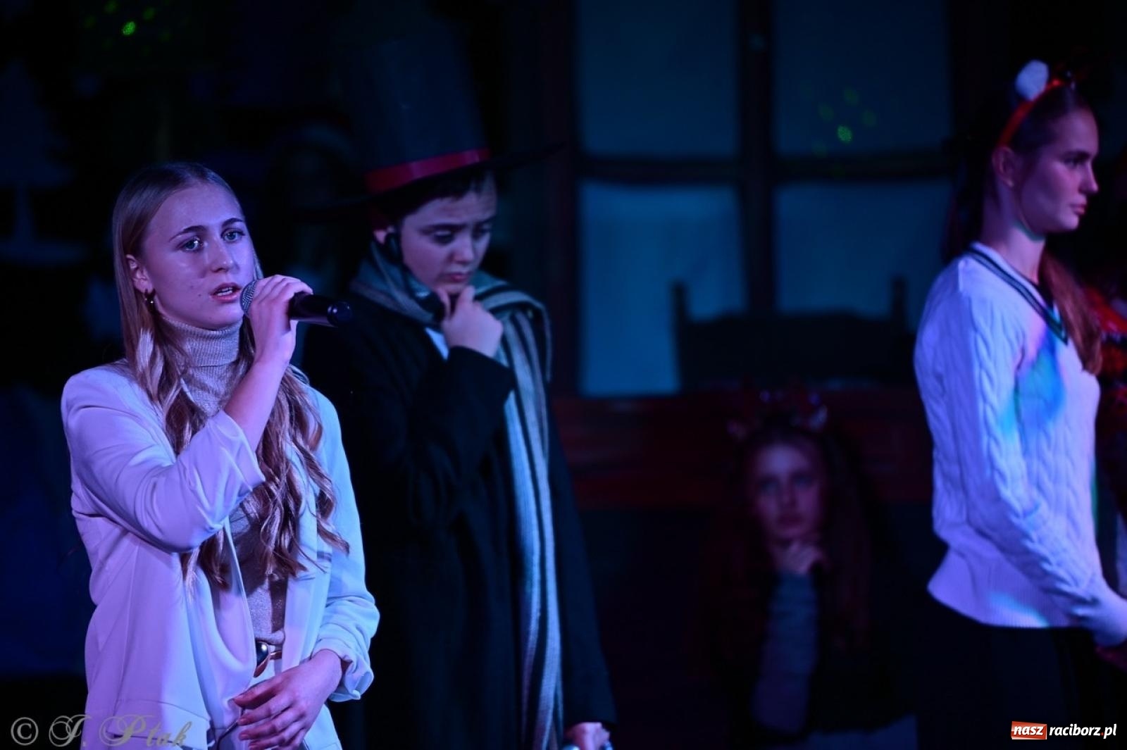 Zdjęcie w galerii na portalu naszraciborz.pl: Przemiana, nadzieja, miłość. Opowieść wigilijna na scenie SP 13 wiadomości z regionu