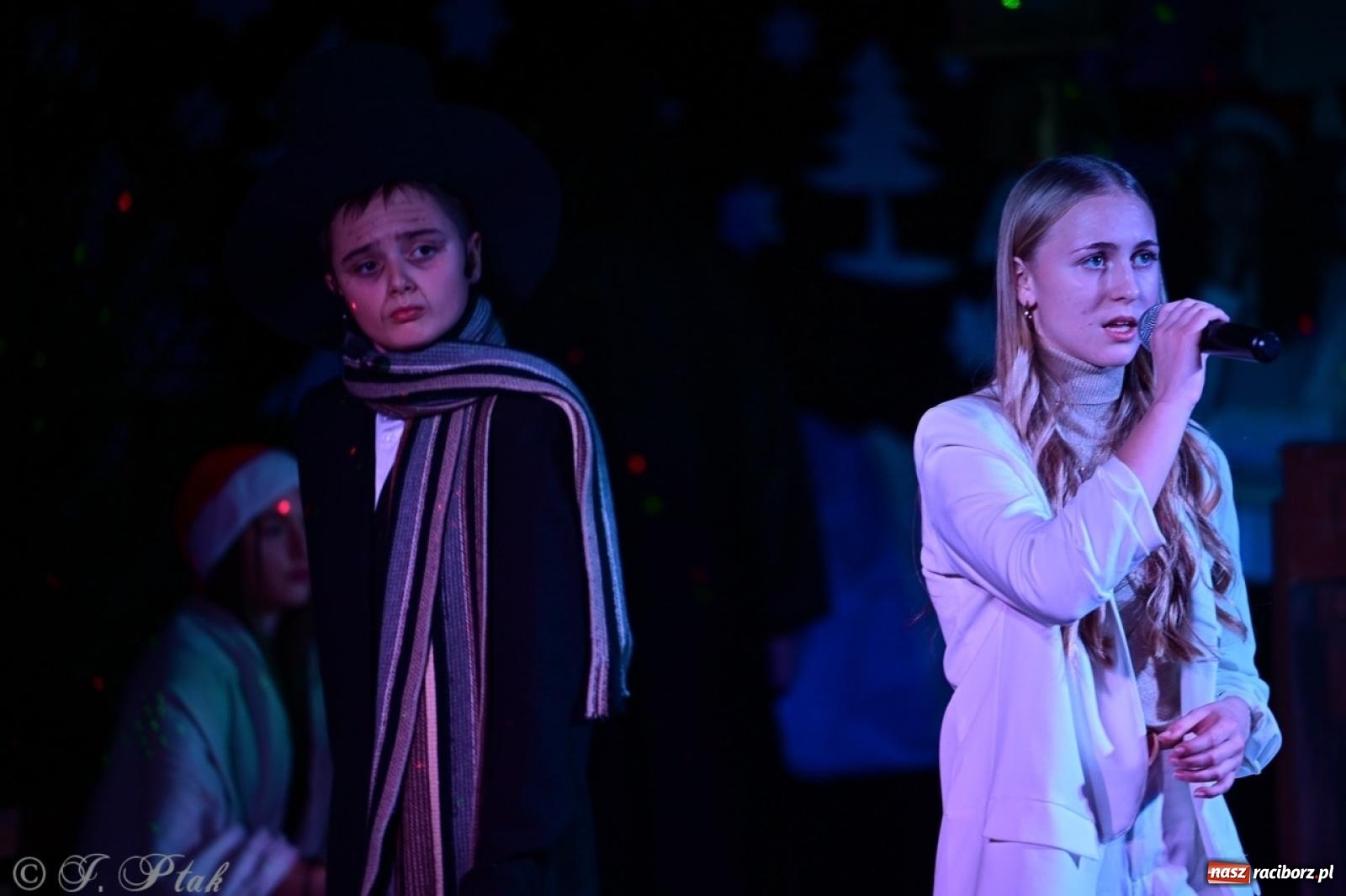 Zdjęcie w galerii na portalu naszraciborz.pl: Przemiana, nadzieja, miłość. Opowieść wigilijna na scenie SP 13 wiadomości z regionu