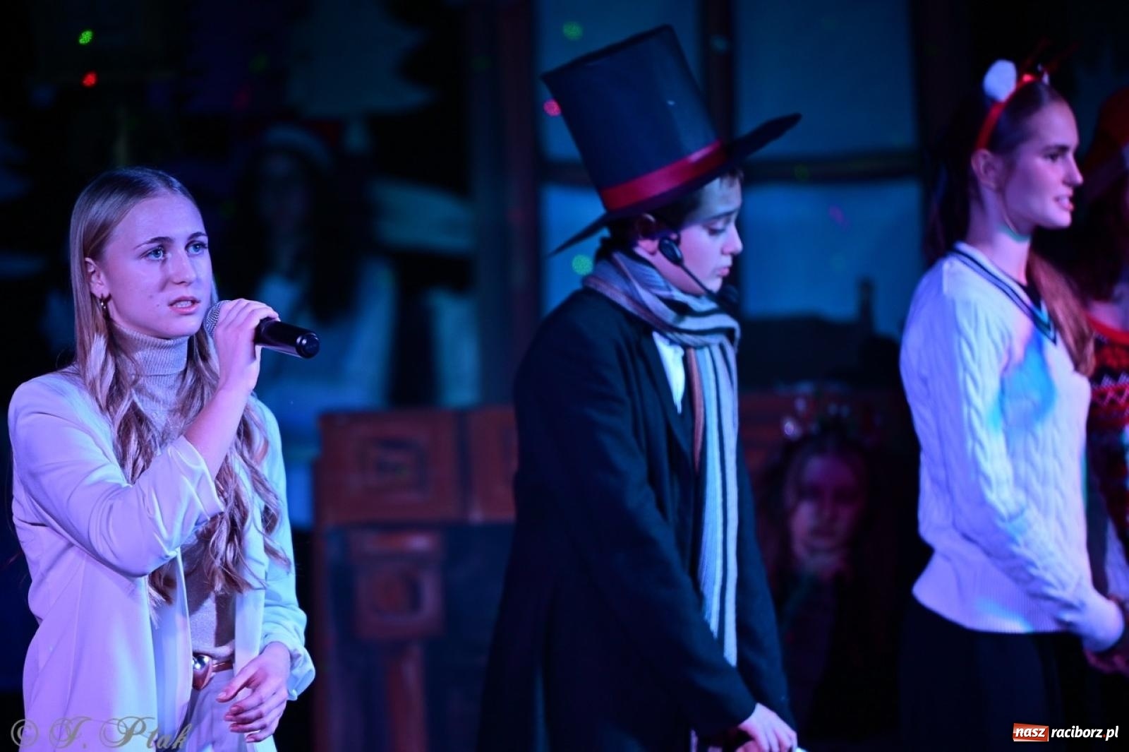 Zdjęcie w galerii na portalu naszraciborz.pl: Przemiana, nadzieja, miłość. Opowieść wigilijna na scenie SP 13 wiadomości z regionu