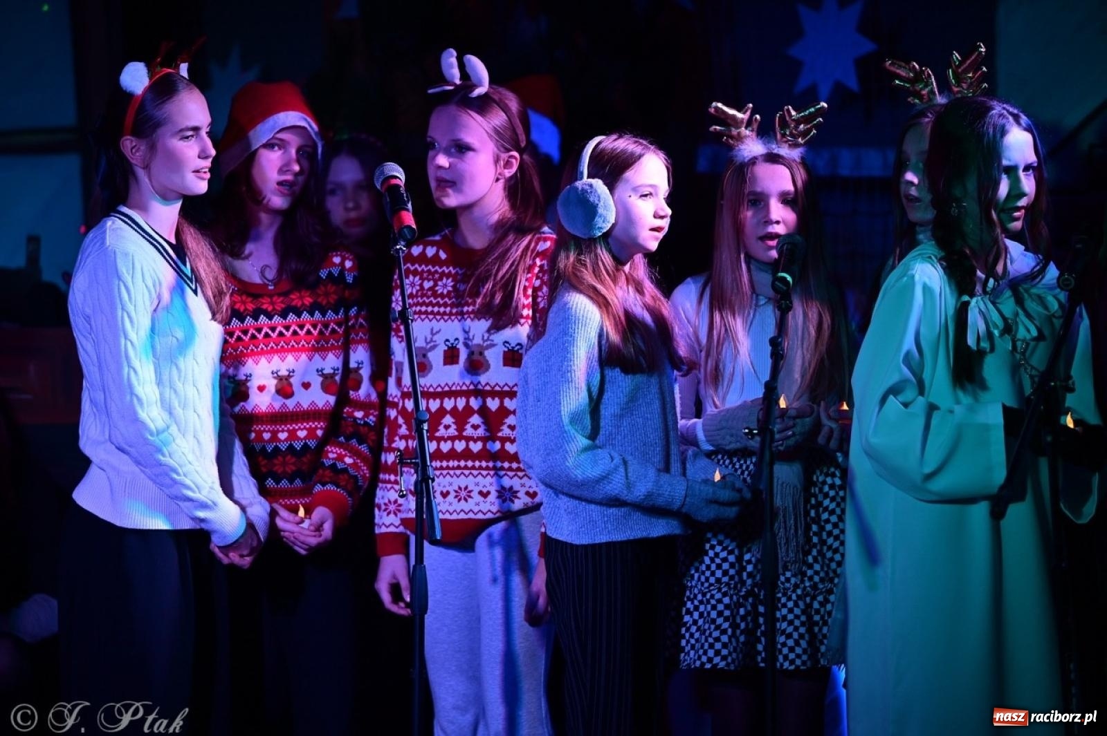 Zdjęcie w galerii na portalu naszraciborz.pl: Przemiana, nadzieja, miłość. Opowieść wigilijna na scenie SP 13 wiadomości z regionu