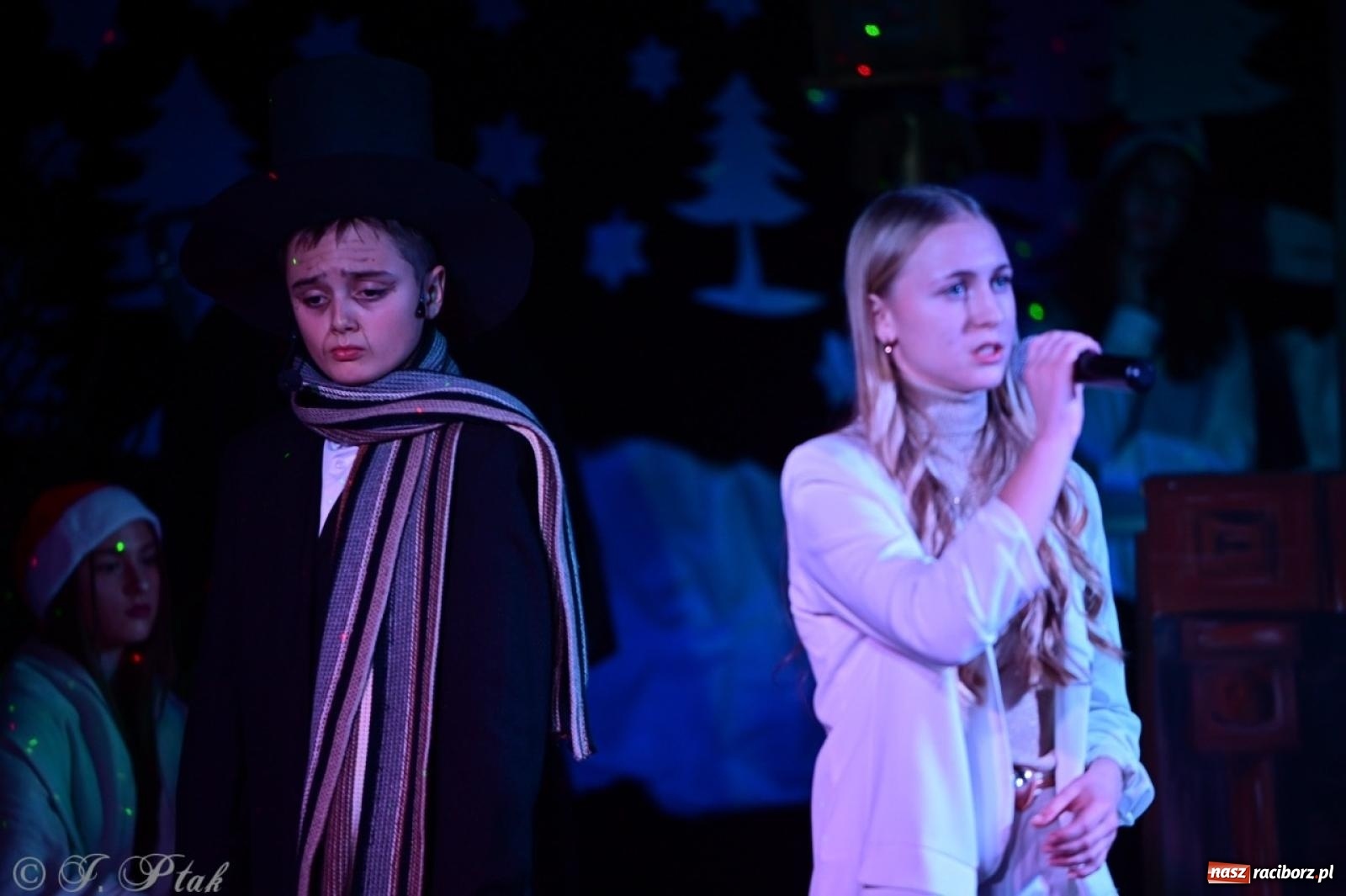 Zdjęcie w galerii na portalu naszraciborz.pl: Przemiana, nadzieja, miłość. Opowieść wigilijna na scenie SP 13 wiadomości z regionu