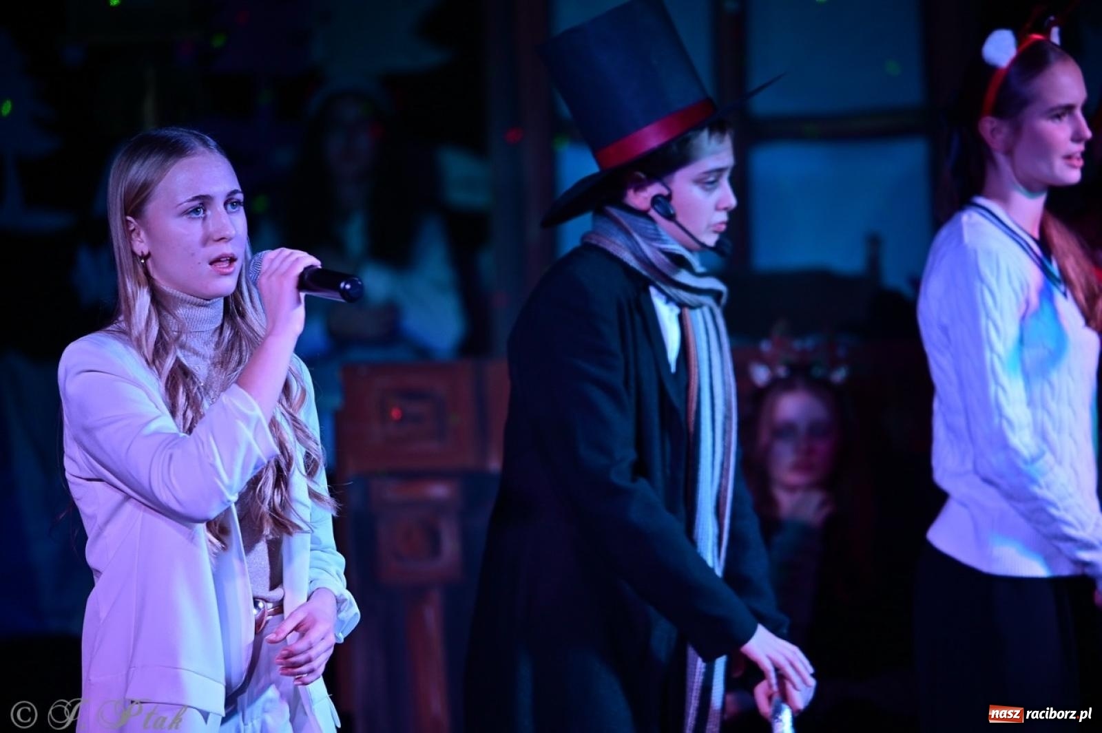 Zdjęcie w galerii na portalu naszraciborz.pl: Przemiana, nadzieja, miłość. Opowieść wigilijna na scenie SP 13 wiadomości z regionu