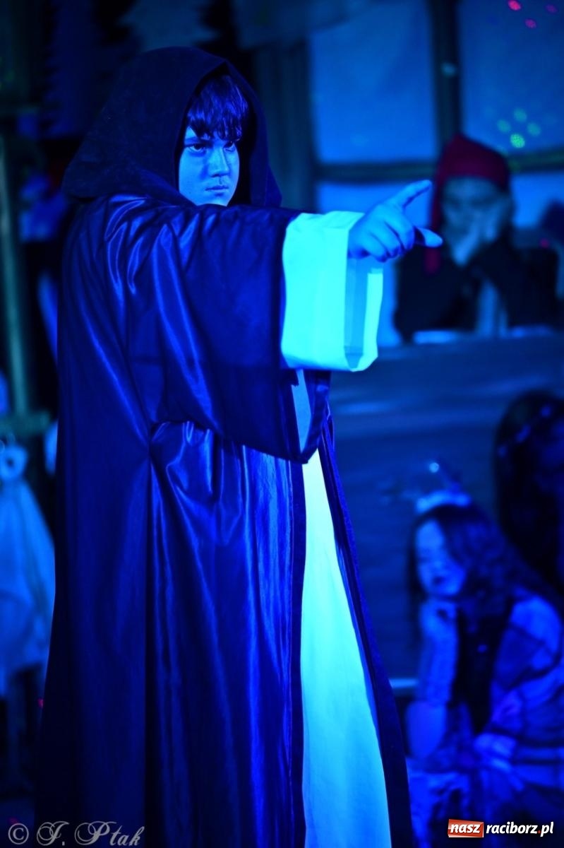 Zdjęcie w galerii na portalu naszraciborz.pl: Przemiana, nadzieja, miłość. Opowieść wigilijna na scenie SP 13 wiadomości z regionu