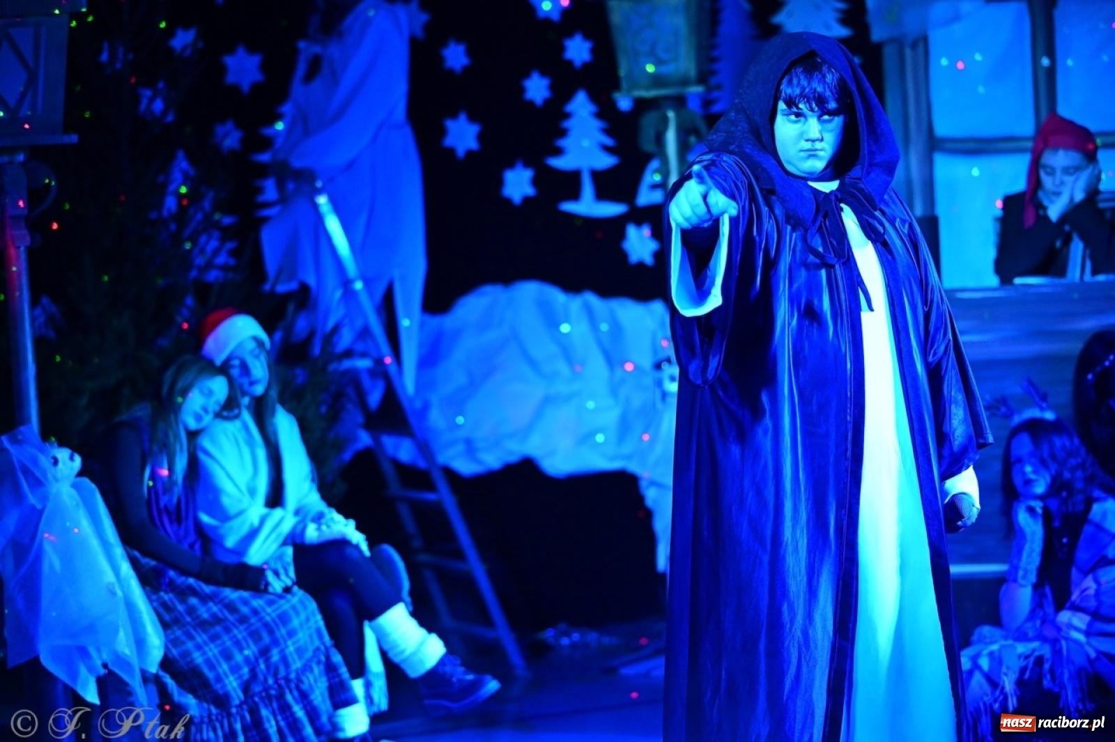 Zdjęcie w galerii na portalu naszraciborz.pl: Przemiana, nadzieja, miłość. Opowieść wigilijna na scenie SP 13 wiadomości z regionu