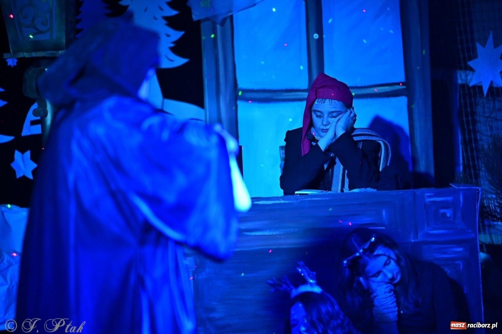 Zdjęcie w galerii na portalu naszraciborz.pl: Przemiana, nadzieja, miłość. Opowieść wigilijna na scenie SP 13 wiadomości z regionu