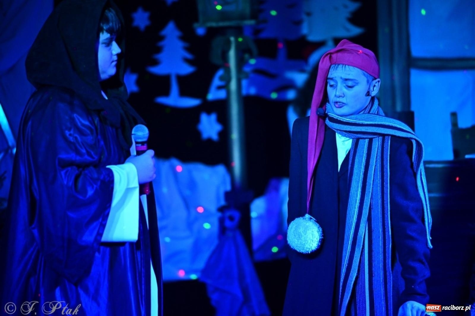 Zdjęcie w galerii na portalu naszraciborz.pl: Przemiana, nadzieja, miłość. Opowieść wigilijna na scenie SP 13 wiadomości z regionu