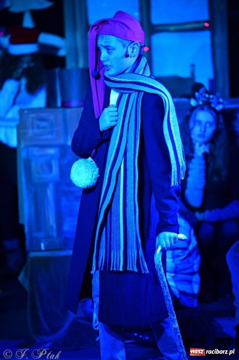 Zdjęcie w galerii na portalu naszraciborz.pl: Przemiana, nadzieja, miłość. Opowieść wigilijna na scenie SP 13 wiadomości z regionu