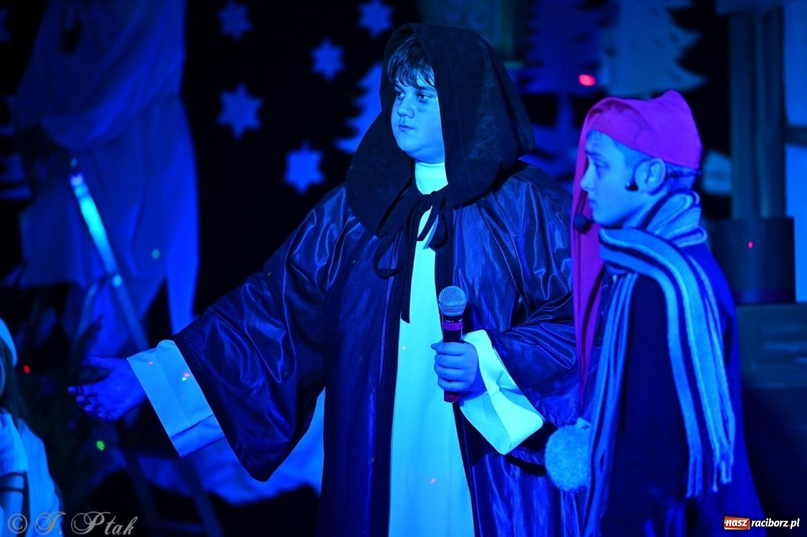 Zdjęcie w galerii na portalu naszraciborz.pl: Przemiana, nadzieja, miłość. Opowieść wigilijna na scenie SP 13 wiadomości z regionu