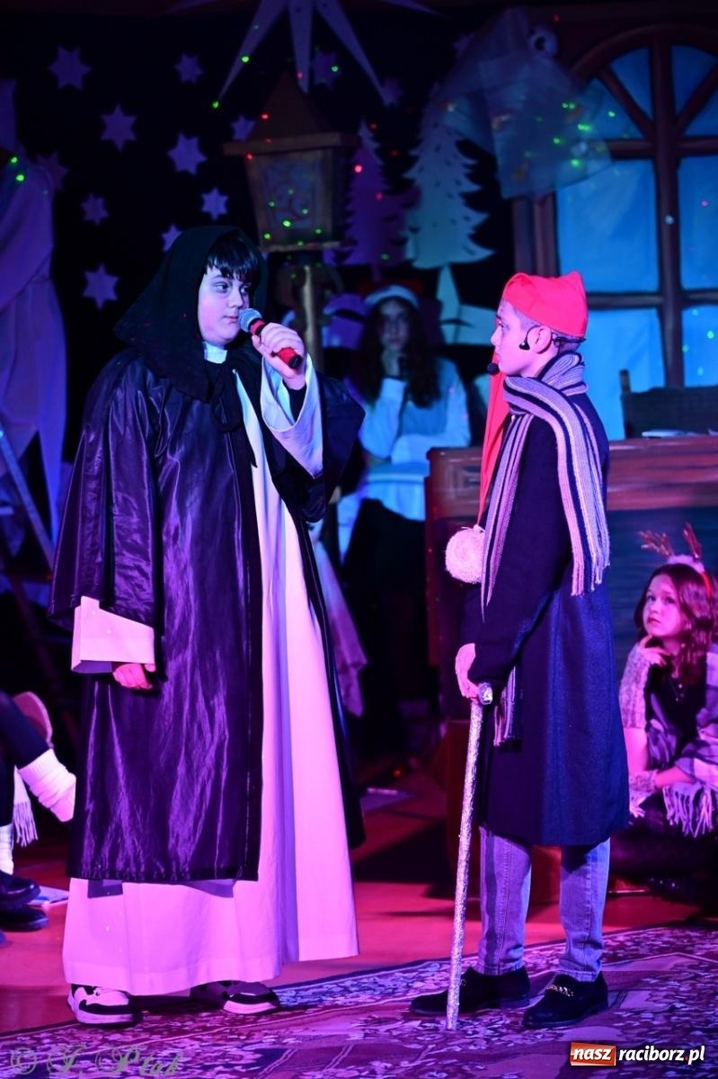 Zdjęcie w galerii na portalu naszraciborz.pl: Przemiana, nadzieja, miłość. Opowieść wigilijna na scenie SP 13 wiadomości z regionu