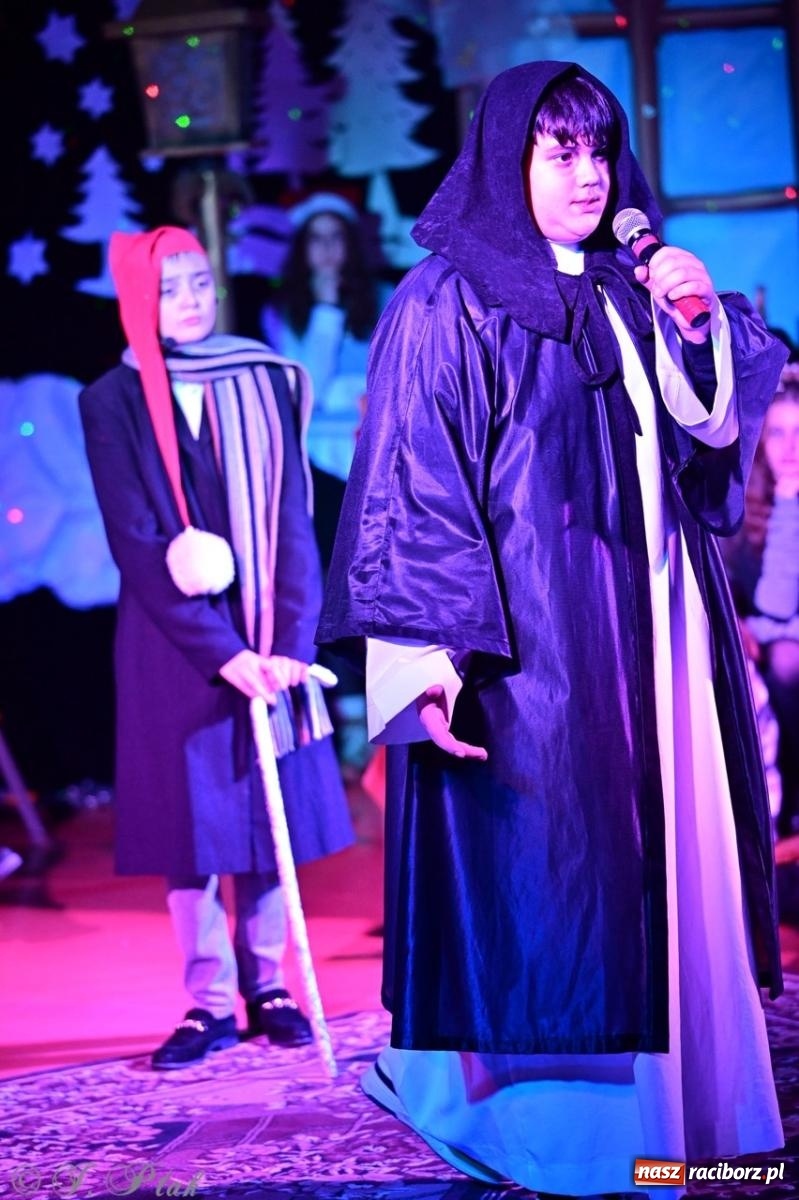 Zdjęcie w galerii na portalu naszraciborz.pl: Przemiana, nadzieja, miłość. Opowieść wigilijna na scenie SP 13 wiadomości z regionu