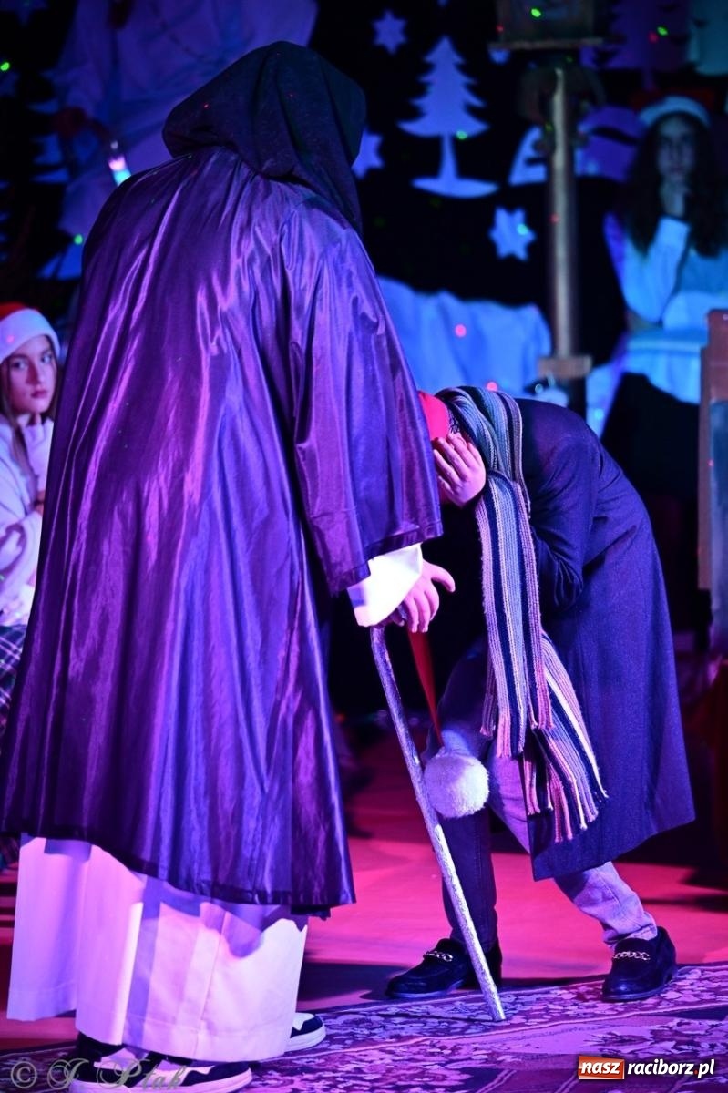 Zdjęcie w galerii na portalu naszraciborz.pl: Przemiana, nadzieja, miłość. Opowieść wigilijna na scenie SP 13 wiadomości z regionu