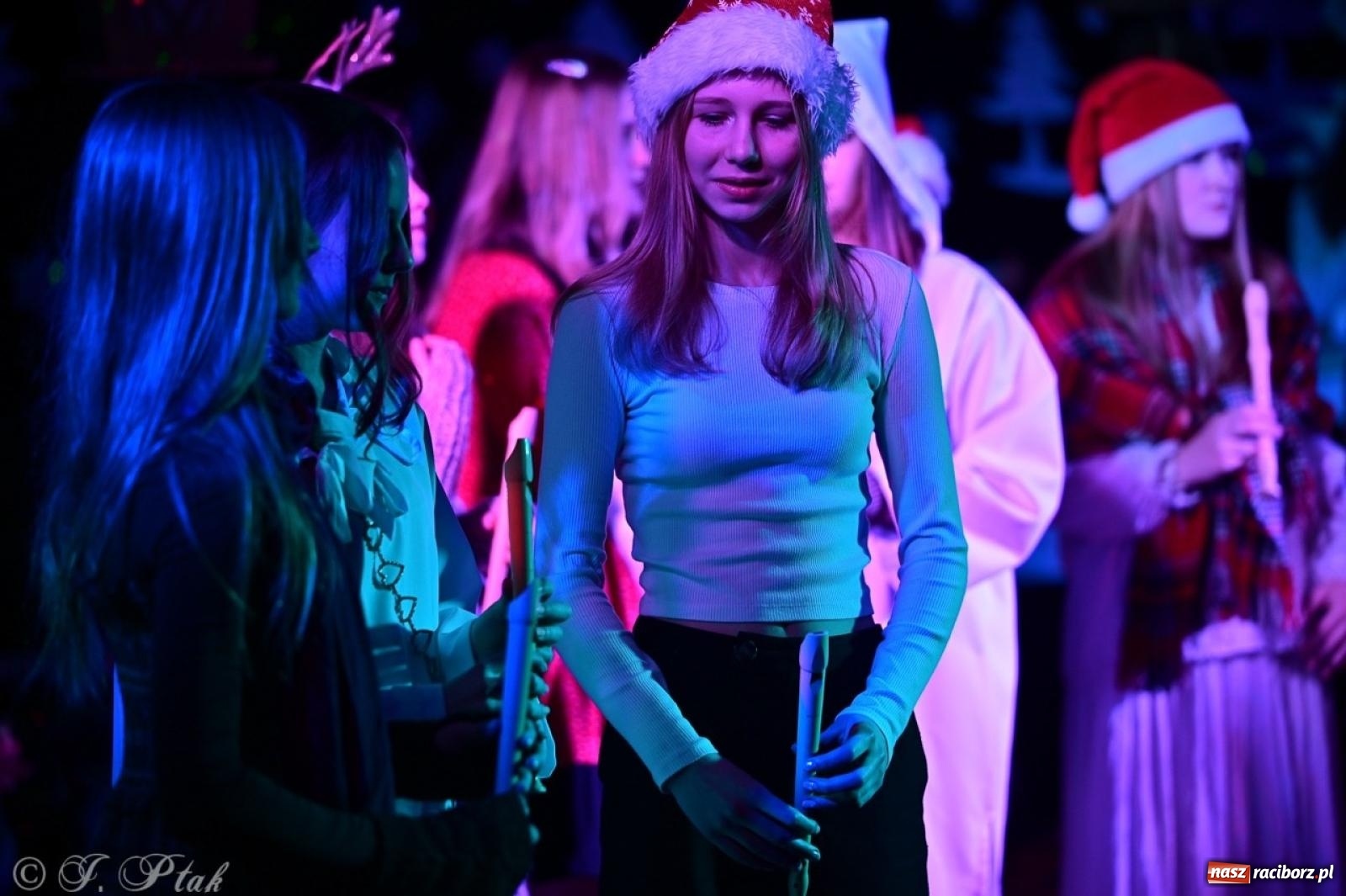 Zdjęcie w galerii na portalu naszraciborz.pl: Przemiana, nadzieja, miłość. Opowieść wigilijna na scenie SP 13 wiadomości z regionu