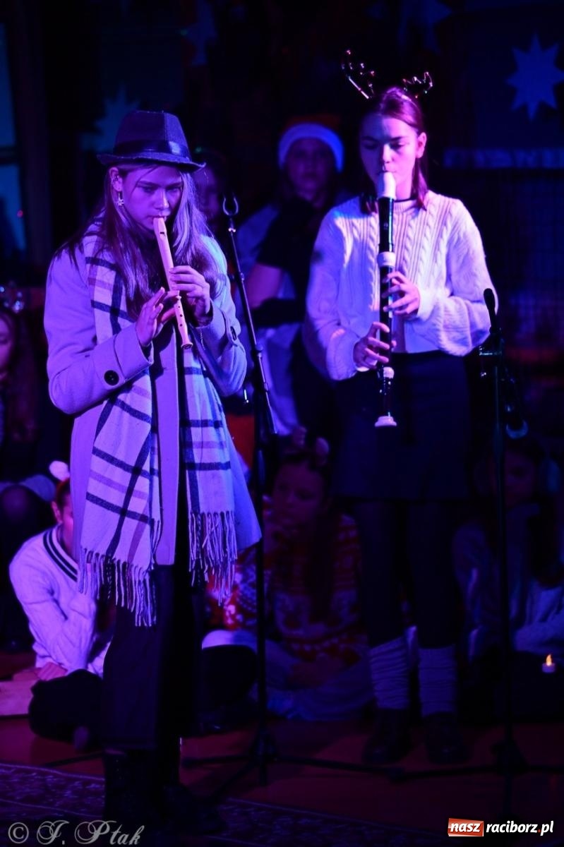 Zdjęcie w galerii na portalu naszraciborz.pl: Przemiana, nadzieja, miłość. Opowieść wigilijna na scenie SP 13 wiadomości z regionu