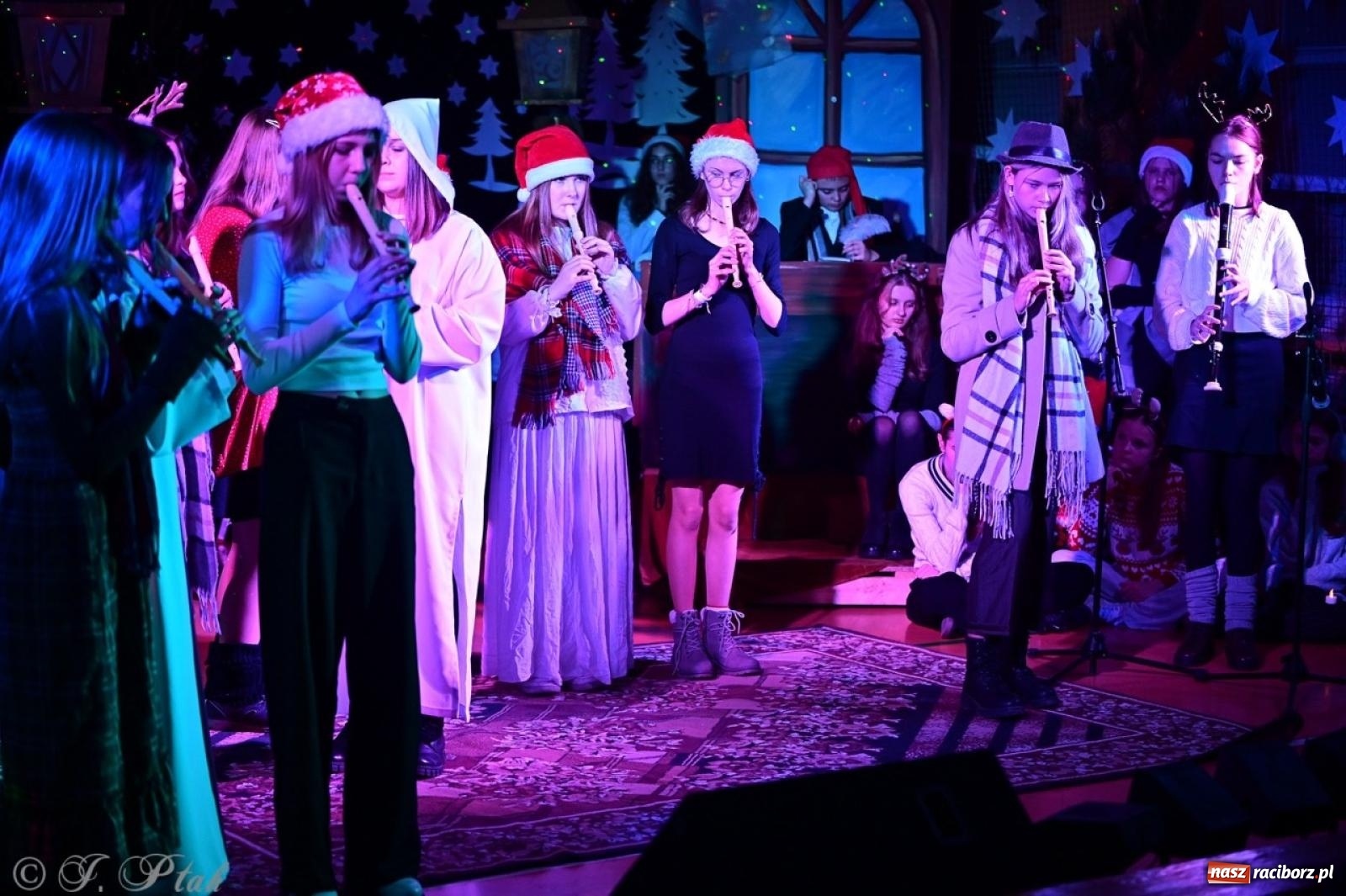 Zdjęcie w galerii na portalu naszraciborz.pl: Przemiana, nadzieja, miłość. Opowieść wigilijna na scenie SP 13 wiadomości z regionu