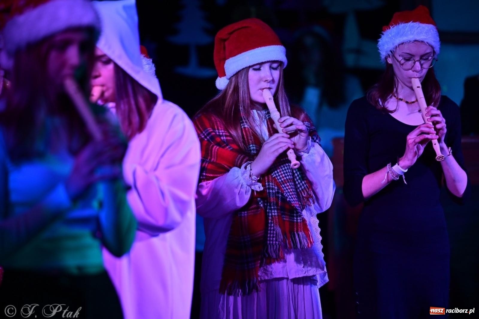 Zdjęcie w galerii na portalu naszraciborz.pl: Przemiana, nadzieja, miłość. Opowieść wigilijna na scenie SP 13 wiadomości z regionu