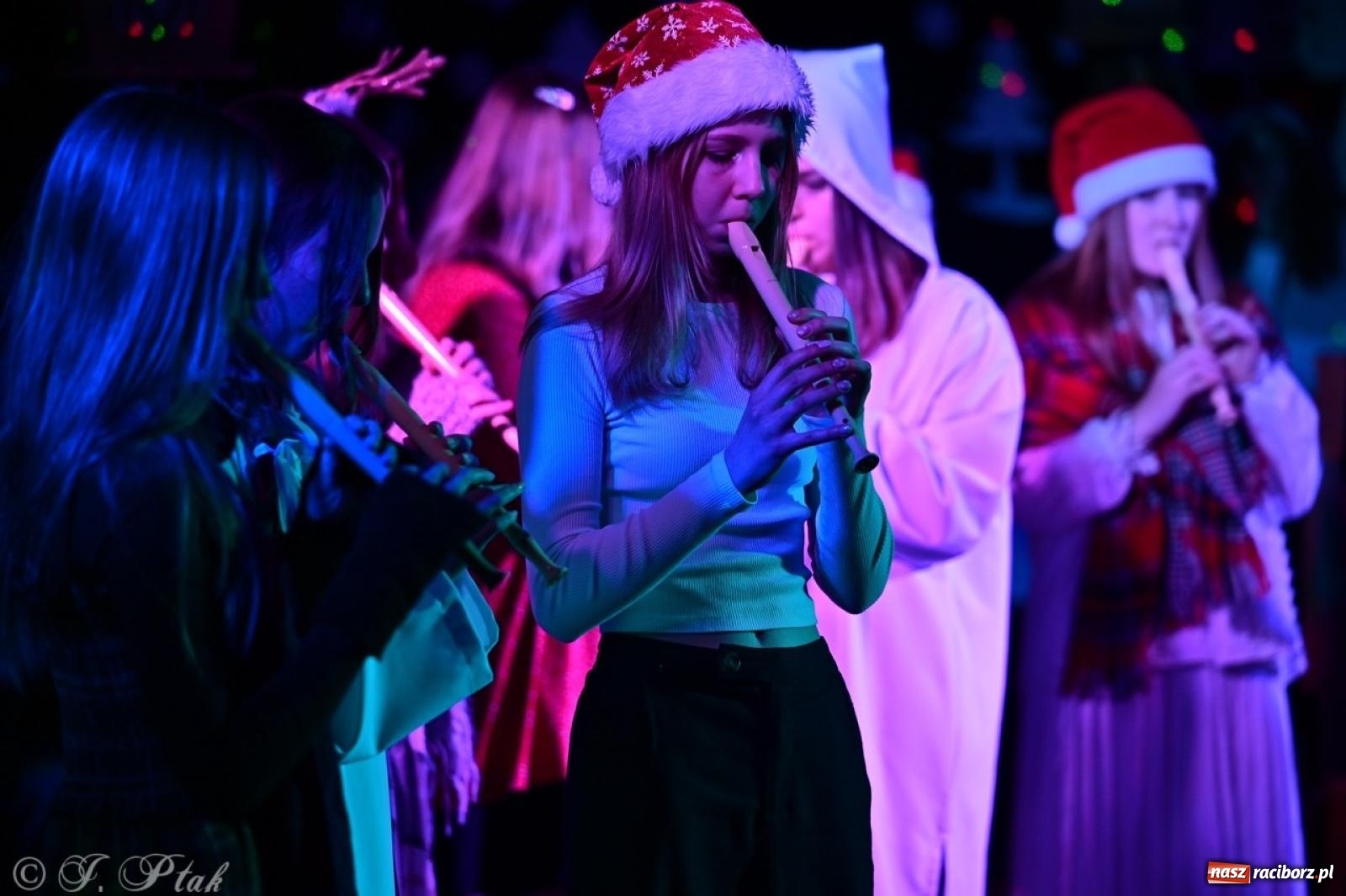 Zdjęcie w galerii na portalu naszraciborz.pl: Przemiana, nadzieja, miłość. Opowieść wigilijna na scenie SP 13 wiadomości z regionu