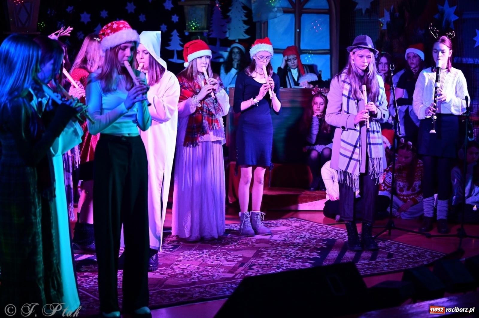 Zdjęcie w galerii na portalu naszraciborz.pl: Przemiana, nadzieja, miłość. Opowieść wigilijna na scenie SP 13 wiadomości z regionu