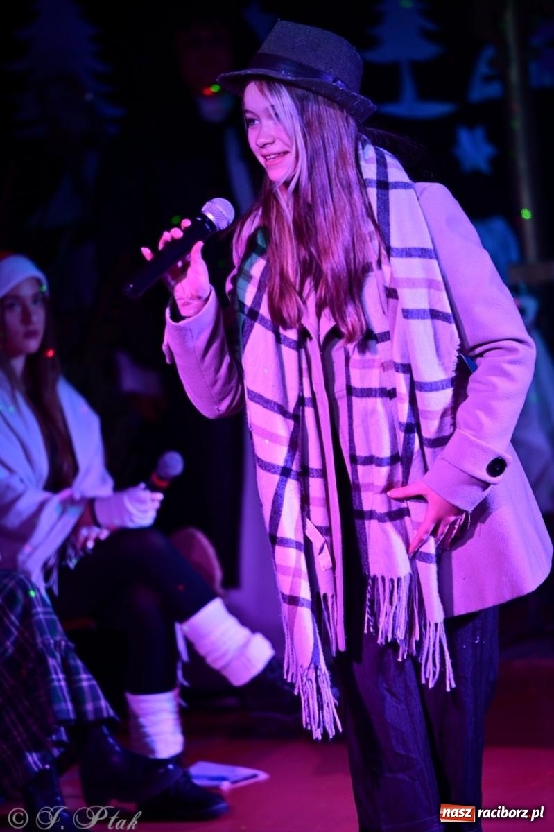 Zdjęcie w galerii na portalu naszraciborz.pl: Przemiana, nadzieja, miłość. Opowieść wigilijna na scenie SP 13 wiadomości z regionu