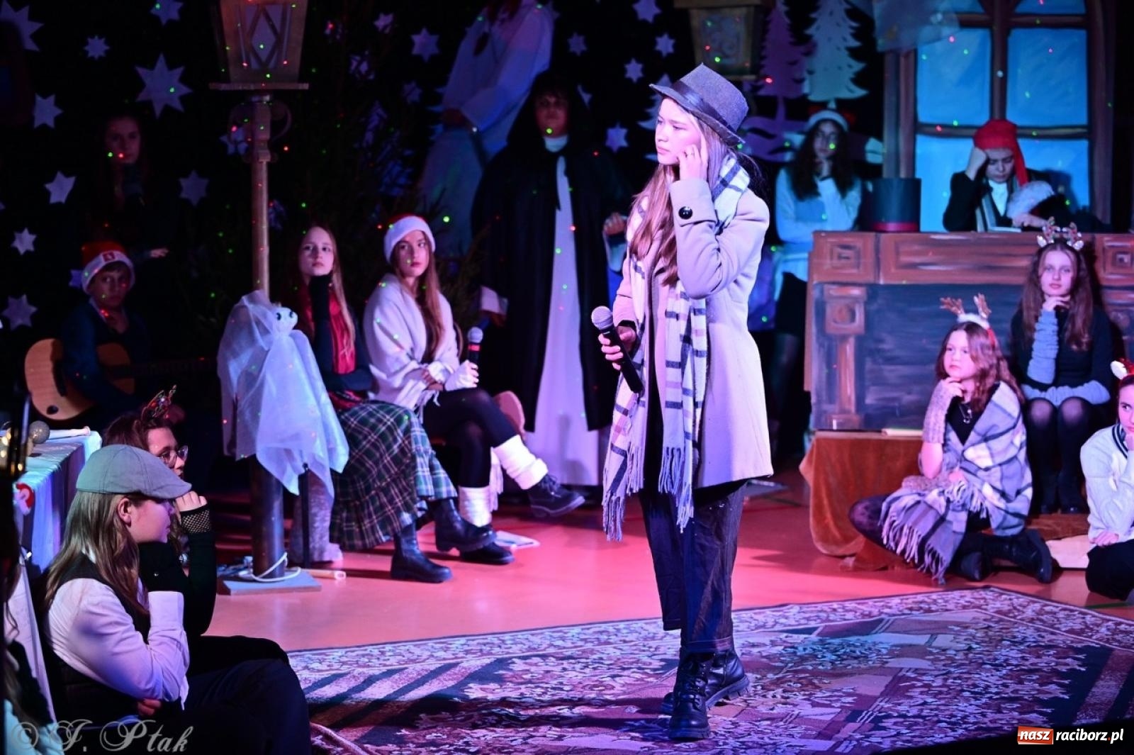 Zdjęcie w galerii na portalu naszraciborz.pl: Przemiana, nadzieja, miłość. Opowieść wigilijna na scenie SP 13 wiadomości z regionu